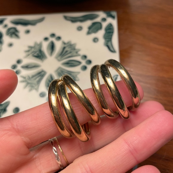 Large gold hoop earrings - Picture 4 of 5